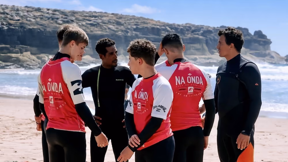 WOW groep krijgt een surfbriefing bij Ericeira, Portugal